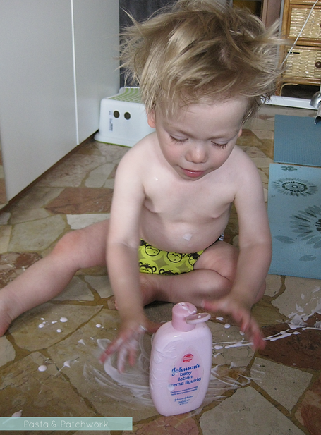8 Cheap & (almost) No-Prep Toddler Activities - 12 to 18 months | Sensory Play - Lotion 