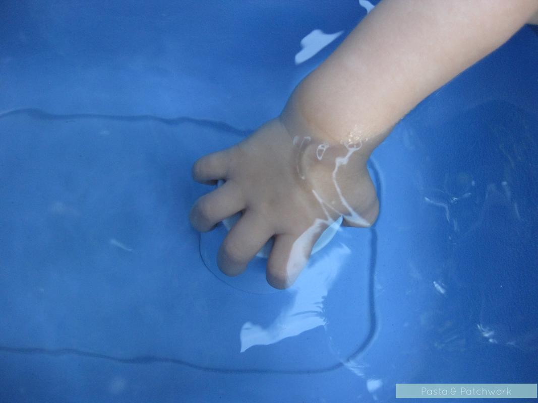 8 Cheap & (almost) No-Prep Toddler Activities - 12 to 18 months | Sensory Play - Water 